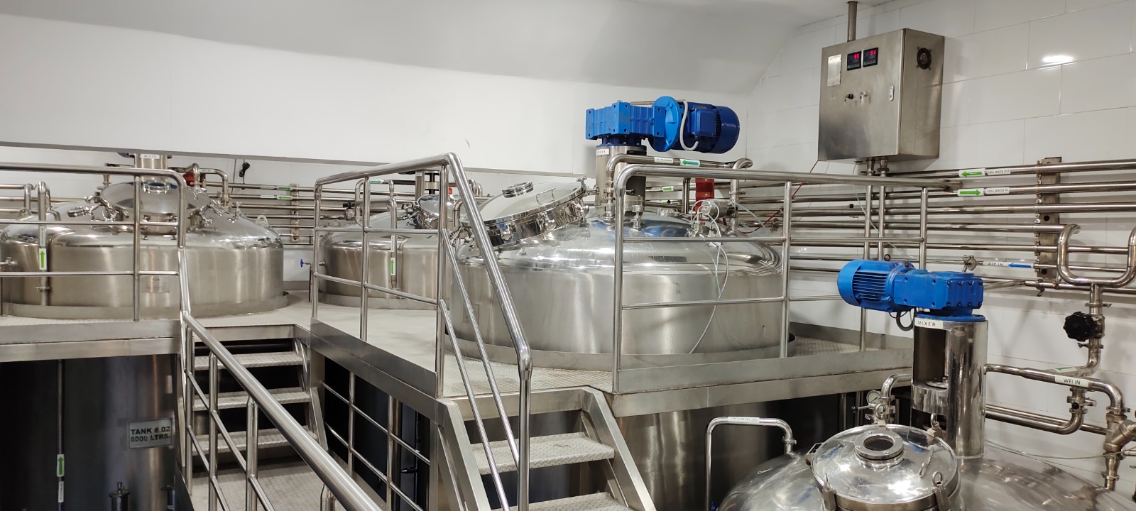 Mixing vessels with their agitator drives
