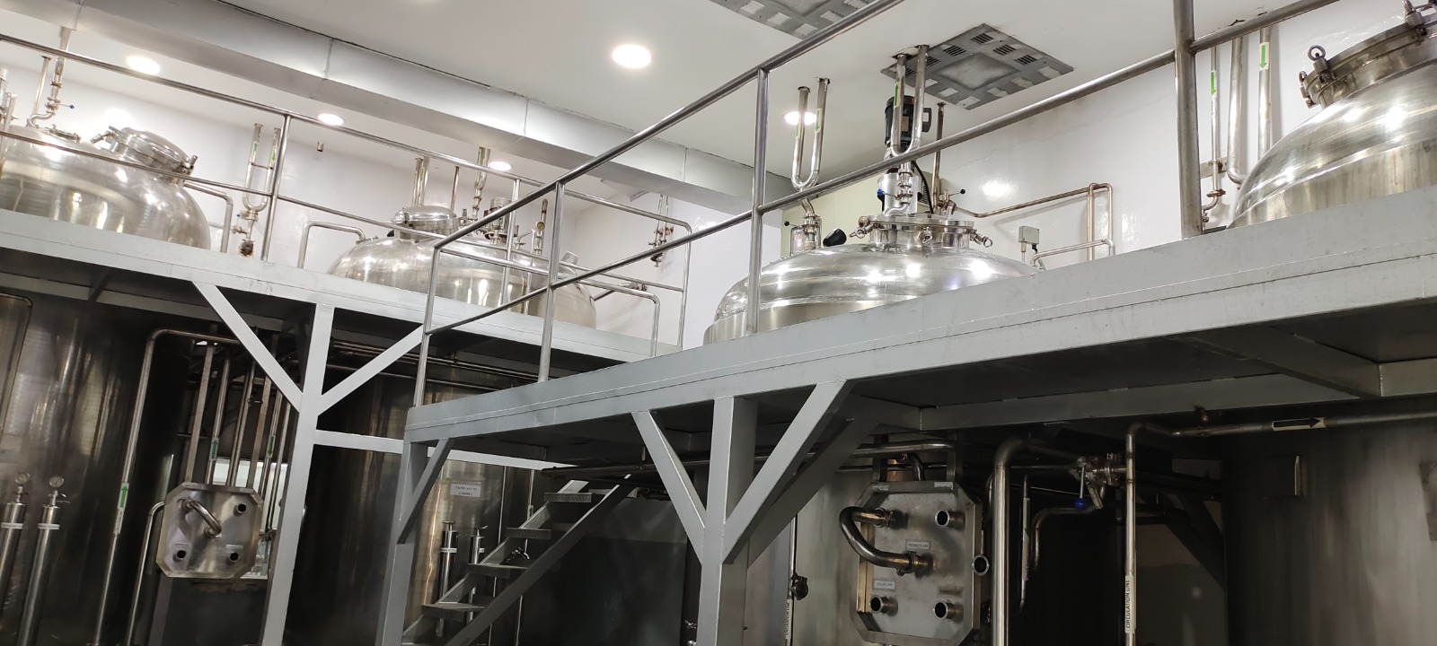 Mixing vessels from the mezzanine
